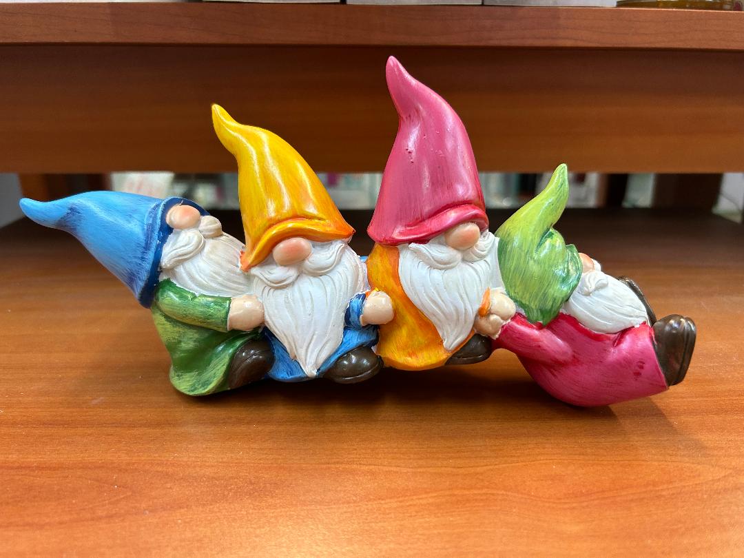 Gnome Shelf Sitter