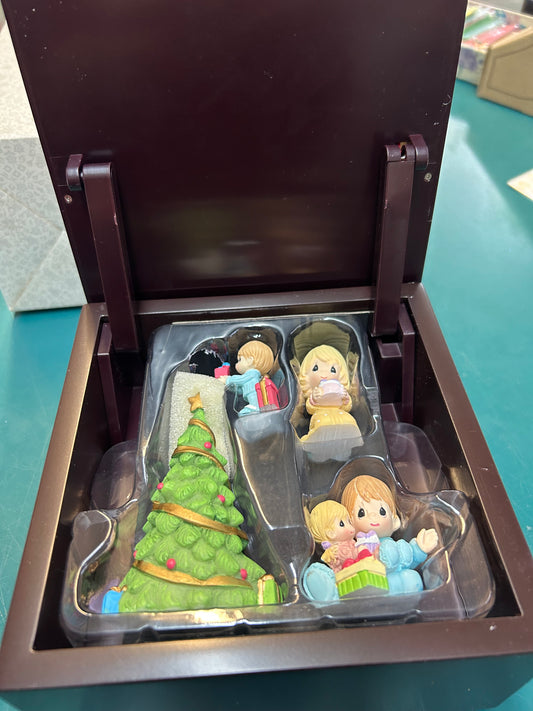 Family Christmas Heirloom LED Precious Moments Music Box